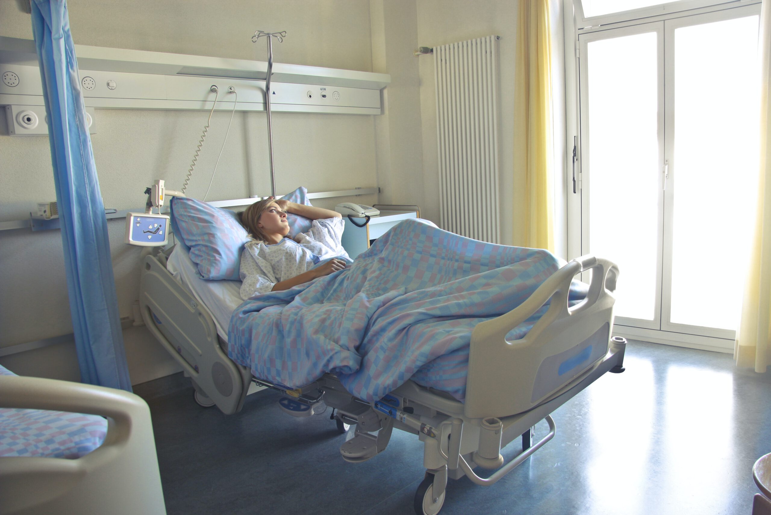 Młoda kobieta leżąca w szpitalnym łóżku chora na wściekliznę